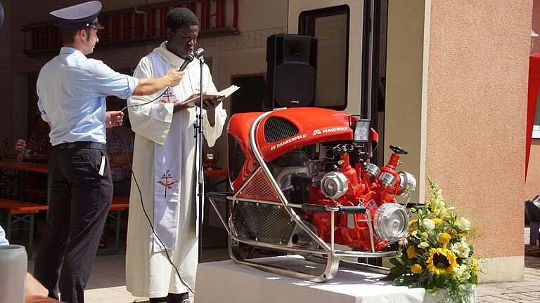 Fränkische Feste, Kirchweih, Flurgänge und Prozessionen, die haben Moise Seck besonders beeindruckt. Hier bei der Weihe der neuen Feuerwehrpumpe in Dankenfeld im vergangenen Jahr.