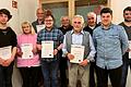 1. Vorsitzender Philipp Lurz (Zweiter von rechts) zusammen mit den geehrten Vereinsmitgliedern (von links) Justin Schmitt, Bettina Wegner, Marco Seith, Marcel Wegner, Richard Kneuer, Gerhard Kieslich, Lothar Behr und Michael Schad.