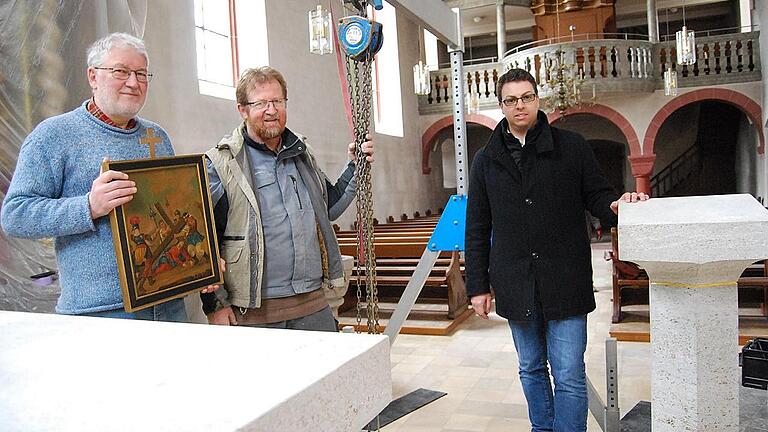 Einbau des neuen Altars und Ambos in der Pfarrkirche Maria Schnee in Kleinochsenfurt (von links): Kirchenpfleger Norbert Denninger, Bildhauer Kurt Grimm und Architekt Alexander Brock vom Architektenforum Ochsenfurt.