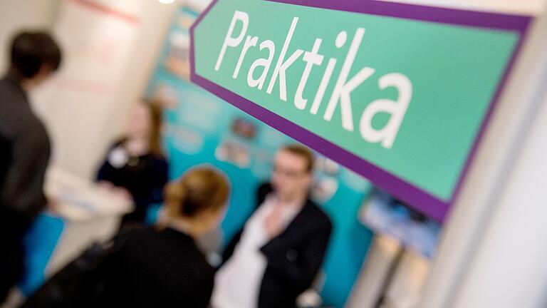 Wo bitte geht's zum Praktikum? Viele Studierende in Mainfranken suchen derzeit händeringend nach Plätzen. Wegen der Corona-Krise halten sich die Unternehmen zurück.