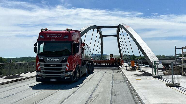 In den vergangenen Wochen wurden auf der neuen Brücke unter anderem die Fahrbahnen asphaltiert. In den vergangenen Wochen wurden auf der neuen Brücke unter anderem die Fahrbahnen asphaltiert.