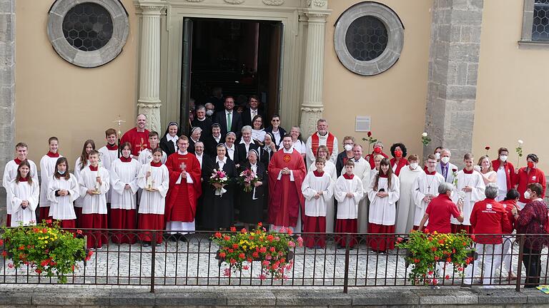 Nach dem Gottesdienst in St. Kilian Mellrichstadt, in dem am Sonntag die Streitel-Schwestern Meinrada Böhnlein und Eberharda Schramm verabschiedet wurden, stellten sich alle Beteiligten vor dem Kirchenportal auf. Nach dem Gottesdienst in St. Kilian Mellrichstadt, in dem am Sonntag die Streitel-Schwestern Meinrada Böhnlein und Eberharda Schramm verabschiedet wurden, stellten sich alle Beteiligten vor dem Kirchenportal auf.