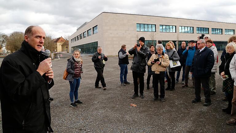 &nbsp;Als erstes neues Gebäude in den ehemaligen Ledward-Barracks in Schweinfurt wurde der FH-Neubau für die Fakultät Wirtschaftsingenieurwesen errichtet. Hier FH-Präsident Robert Grebner bei einer Führung Anfang Februar 2020.