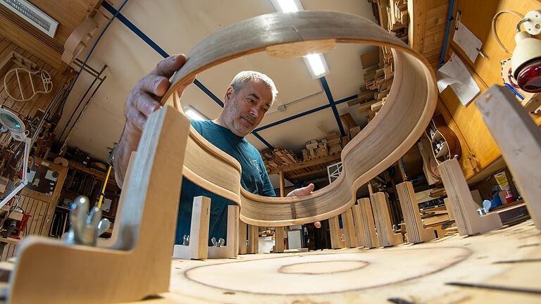 Hermann Gräfe beim Gitarrenbau.