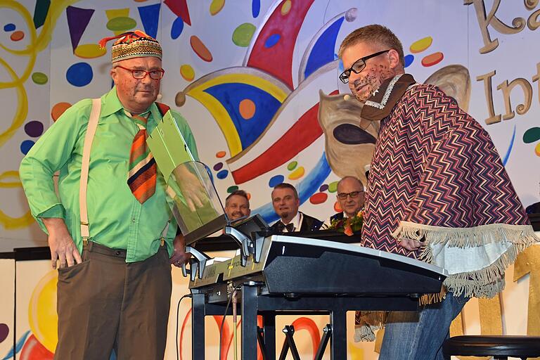 Viele Jahre lang gemeinsam für die Kirche. Und gemeinsam für den Haßfurter Fasching: Diakon Manfred Griebel (links) und Stadtpfarrer Stephan Eschenbacher. (Archivfoto)