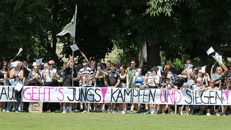 Auf die Unterstützung seiner Fans kann sich der FC Strahlungen verlassen, sei es daheim oder auswärts – wie hier beim Relegationsspiel in Sybach.