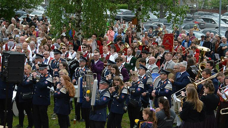 Für das Tambourkorps aus Völlinghausen etwas Besonderes: Das Einloggen zum Frankenliedmarsch. Für das Tambourkorps aus Völlinghausen etwas Besonderes: Das Einloggen zum Frankenliedmarsch.