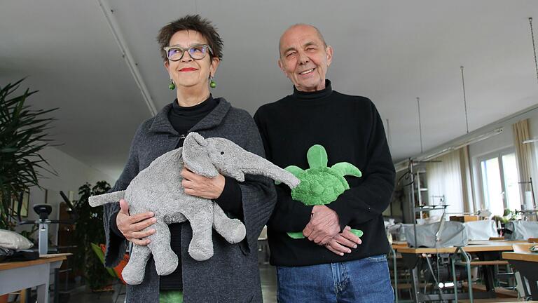 Sabine und Volker Senger aus Obersinn mit zwei ihrer Tierpuppen.