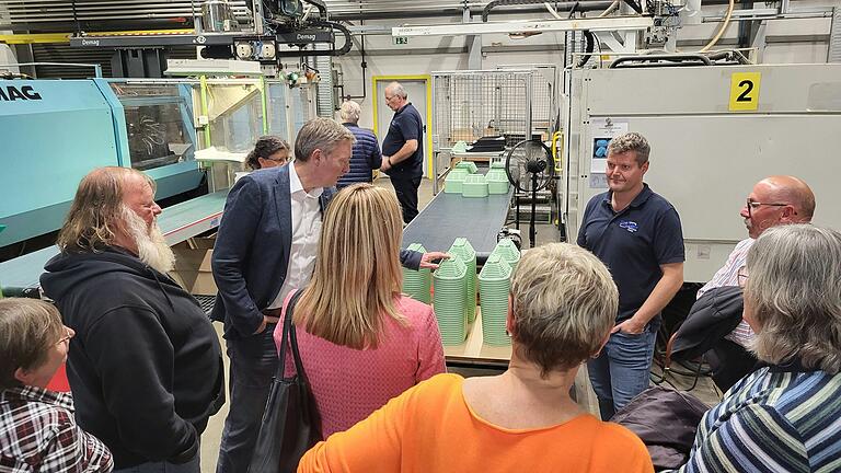 Bei der Werksführung bei Fluri-Plast in Thüngen konnte mitangesehen werden, wie aus Granulat zum Beispiel Gärkörbchen für Brot entstehen.