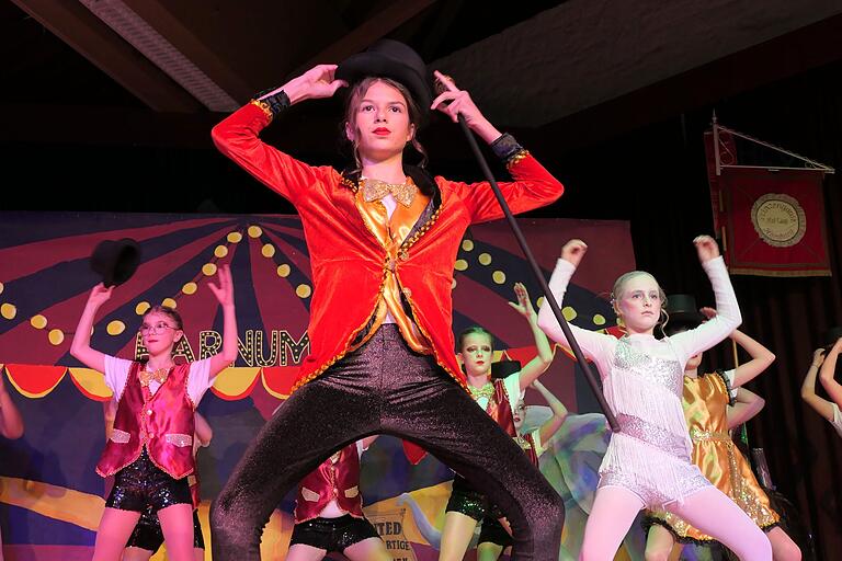 Das Kinderballett nahm das Publikum mit in den Zirkus und zeigte, dass jeder seine Fähigkeiten und Talente hat. Das Kinderballett nahm das Publikum mit in den Zirkus und zeigte, dass jeder seine Fähigkeiten und Talente hat.