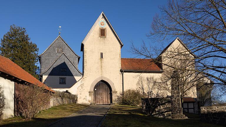 Die Kirchenburg in Serrfeld ist eine der bedeutendsten im Grabfeld. Im Jahr 1040 sollen der Sage nach 28 Kreuzritter hier eine Kirchenburg mit 28 Gaden erbaut haben, um hier in Notzeiten ihren wertvollsten Besitz verstecken zu können. Die Kirchenburg in Serrfeld ist eine der bedeutendsten im Grabfeld. Im Jahr 1040 sollen der Sage nach 28 Kreuzritter hier eine Kirchenburg mit 28 Gaden erbaut haben, um hier in Notzeiten ihren wertvollsten Besitz verstecken zu können.