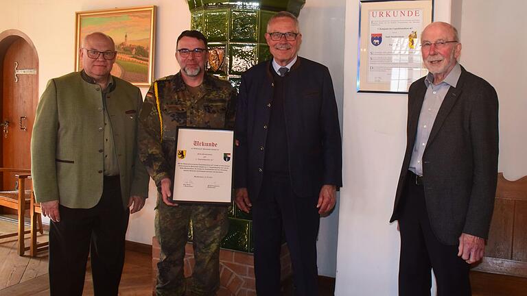 An der Wand hängt noch die Urkunde von der Begründung der Patenschaft. Umstrukturierungen bei der Bundeswehr haben nun zur Beendigung geführt. Das Bild zeigt (von links) Herbert Friederich, Sven Schwaneberg, Peter Kraus und Karl Wolf.