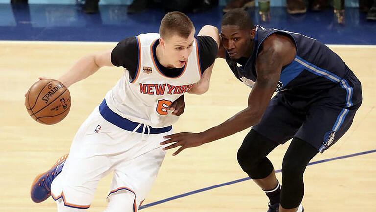 Niederlage       -  Kristaps Porzingis (l) von den New York Knicks war von den Dallas Mavericks kaum zu stoppen. Foto: Andrew Gombert