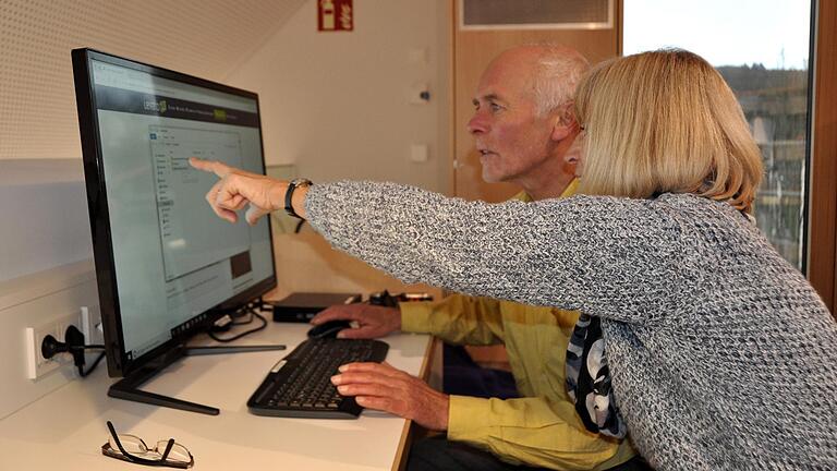Margot Roos betreut seit Beginn des Senioren-Internets Menschen mit Computer-Problemen: Hier hilft sie Michael Dümig.