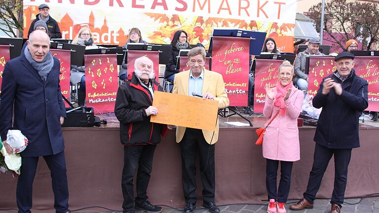 Eine Ära ist vorbei: Nach 50 Jahren übergab Josef Forstner beim Andreasmarkt die Aufgabe als Marktmeister in jüngere Hände. Edgar Fella aus Hammelburg hatte überbrachte stellvertretend für die Marktleute einen Präsentkorb und vor allem eine von 40 Händlern unterschriebene große Dankeskarte. Im Bild (von links): Vorsitzender Gewerbeverein Martin Krause, Josef Forstner, Edgar Fella, Susanne Keller von der Stadtmarketing GmbH und Bürgermeister Paul Kruck.