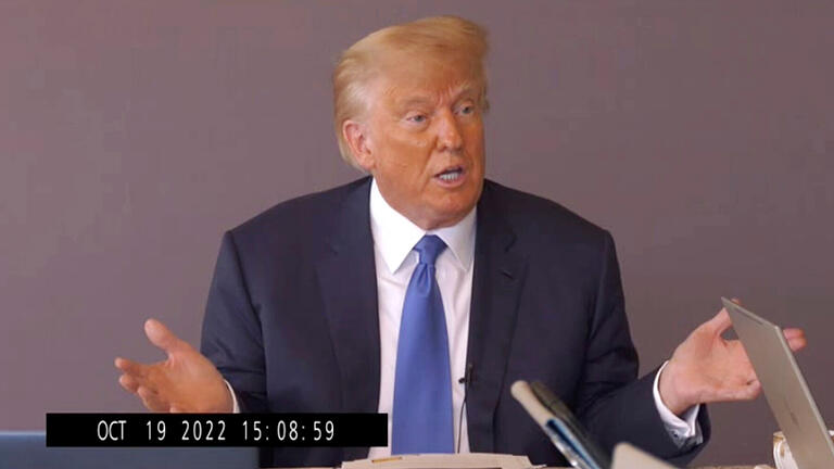 Trump verteidigt in Vernehmungsvideo vulgäre Aussagen.jpeg       -  Dieses Bild, das aus einem Video stammt, zeigt Donald Trump am 19. Oktober 2022 während seiner Aussage im Rahmen seines Prozesses gegen die Schriftstellerin E. Jean Carroll. Der Ex-Präsident wurde nun zur Zahlung eines  Schmerzensgeldes in Millionenhöhe verurteilt.