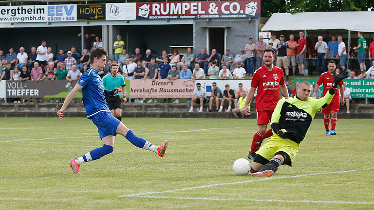 Estenfelds Keeper Timo Kirchner parierte stark gegen den Burggrumbacher Nico Göbel.