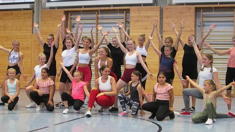 23 begeisterte, junge Rhönrad-Sportlerinnen und ihre Club-Assistentinnen zeigten dem Publikum eine sehenswerte Show an einem nicht alltäglichen Sportgerät. - 23 begeisterte, junge Rhönrad-Sportlerinnen und ihre Club-Assistentinnen zeigten dem Publikum eine sehenswerte Show an einem nicht alltäglichen Sportgerät. 23 begeisterte, junge Rhönrad-Sportlerinnen und ihre Club-Assistentinnen zeigten dem Publikum eine sehenswerte Show an einem nicht alltäglichen Sportgerät. - 23 begeisterte, junge Rhönrad-Sportlerinnen und ihre Club-Assistentinnen zeigten dem Publikum eine sehenswerte Show an einem nicht alltäglichen Sportgerät.