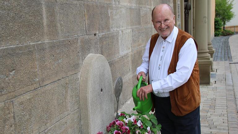 Am Amtsgebäude am Stenmayer Platz hatte Karl Beudert Blumen gepflanzt, um die er sich kümmerte. Viele Jahre lang war er Vorsitzender des Obst- Und Gartenbauvereins.       -  Am Amtsgebäude am Stenmayer Platz hatte Karl Beudert Blumen gepflanzt, um die er sich kümmerte. Viele Jahre lang war er Vorsitzender des Obst- Und Gartenbauvereins.