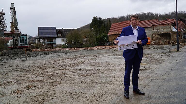 Bürgermeister Johannes Wagenpfahl mit Planskizze auf dem freien Platz für die Saaletaler Höfe mitten im Dorf.