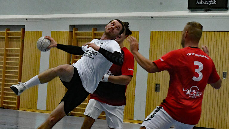 Die MSG Nüdlingen/Münnerstadt hat Ambitionen       -  War mit neun Treffern der erfolgreichste MSG-Werfer im Spiel gegen den TSV Bergrheinfeld: Andreas Petsch (am Ball).