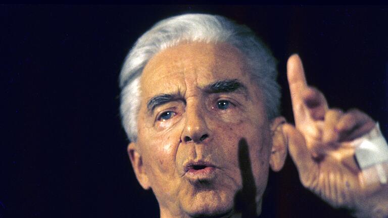 Herbert von Karajan       -  Nach dem Zweiten Weltkrieg stieg der Dirigent zum internationalen Klassik-Star auf. (Bild: Archiv)