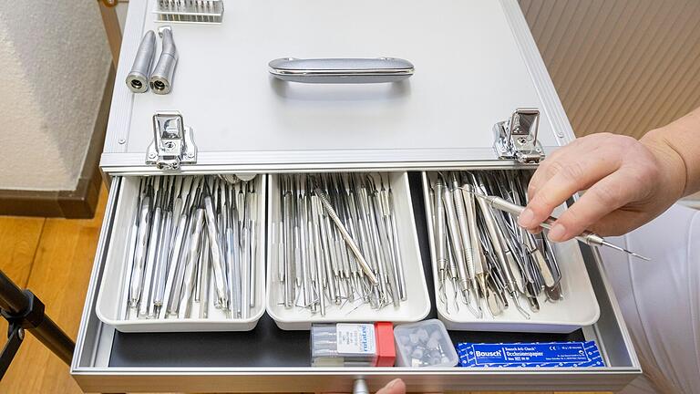 Wer am Wochenende Zahnschmerzen hat, muss nun möglicherweise aus Rhön-Grabfeld oder Bad Kissingen in einen anderen Landkreis zum Notdienst fahren. Wer am Wochenende Zahnschmerzen hat, muss nun möglicherweise aus Rhön-Grabfeld oder Bad Kissingen in einen anderen Landkreis zum Notdienst fahren.