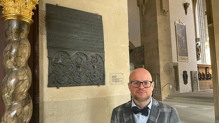 Stadtarchivleiter Gregor Metzig vor der Grabplatte von Caspar Senf in der Schweinfurter Kirche St. Johannis. Stadtarchivleiter Gregor Metzig vor der Grabplatte von Caspar Senf in der Schweinfurter Kirche St. Johannis.