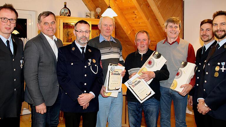 Ehrungen bei der Feuerwehr Müdesheim (von links):&nbsp; Zweiter Vorsitzender Bertram Wolf, Bürgermeister Franz-Josef Sauer, Kommandant Berthold Schmitt, die Ehrenmitglieder Willi Geiger und Walter Kimmel, Heinrich Kirchner (Ehrenzeichen in Gold), zweiter Kommandant Martin Schneider und Vorsitzender Joachim Sauer.