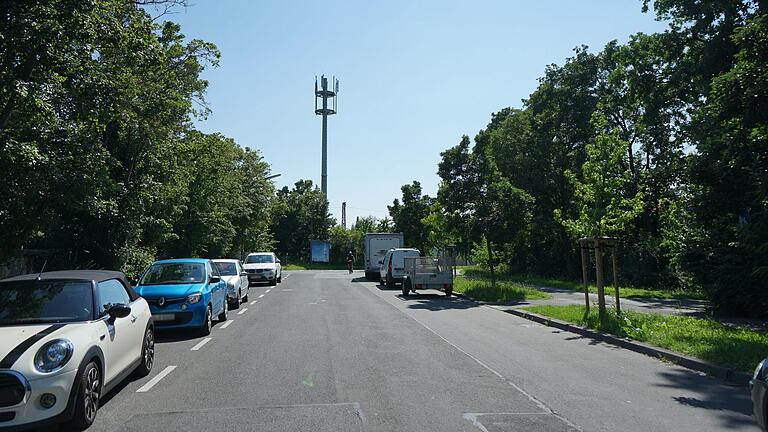 Am Ostbahnhof in Heidingsfeld steht seit Kurzem ein neuer Mobilfunkmast der Deutschen Telekom.