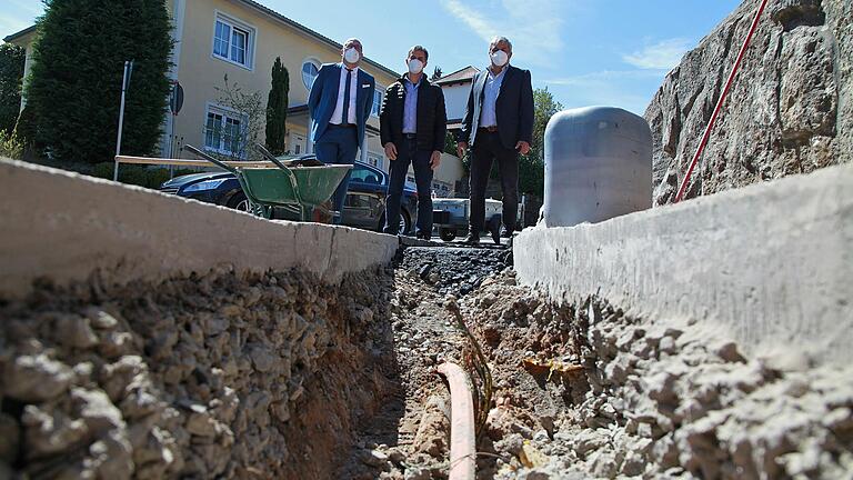 In schmalen Gräben und nur etwa vierzig Zentimeter Tiefe werden wie hier in Erlabrunn (Kreis Würzburg) die Glasfaserleitungen verlegt.