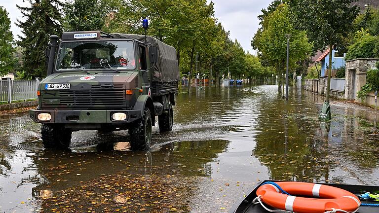 Hochwasser in Brandenburg - Per Unimog werden Bewohner aus einer überfluteten Straße in Frankfurt (Oder) gefahren. Hochwasser in Brandenburg - Per Unimog werden Bewohner aus einer überfluteten Straße in Frankfurt (Oder) gefahren.