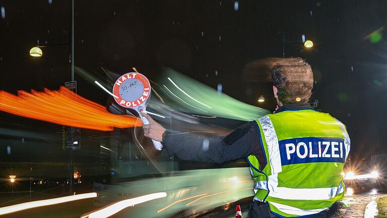 Grenzkontrollen in Deutschland - Frankfurt (Oder)       -  Kurz vor dem Jahreswechsel stellen die Beamten der Bundespolizei große Mengen verbotener Feuerwerkskörper bei Grenzkontrollen sicher. (Symbolbild)