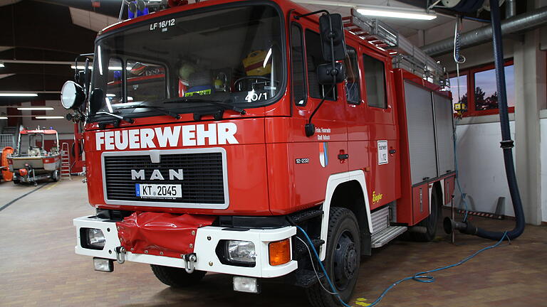 Baujahr 1996: Das LF 16 ist mittlerweile 23 Jahre alt. Die Feuerwehr Volkach würde damit gerne das 36 Jahre alte LF 8 ersetzen und es als Zweitfahrzeug behalten, während noch ein neues Löschgruppenfahrzeug angeschafft wird. Baujahr 1996: Das LF 16 ist mittlerweile 23 Jahre alt. Die Feuerwehr Volkach würde damit gerne das 36 Jahre alte LF 8 ersetzen und es als Zweitfahrzeug behalten, während noch ein neues Löschgruppenfahrzeug angeschafft wird.