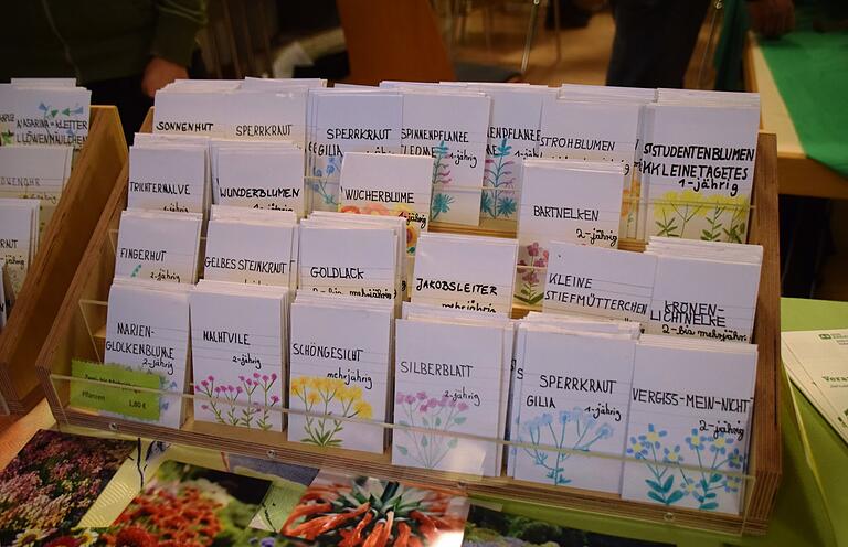 In kleinen Tüten händisch verpackt waren viele der samenfesten Blumen- und Gemüsesorten, die beim Saatgutmarkt in Greßthal angeboten wurden.