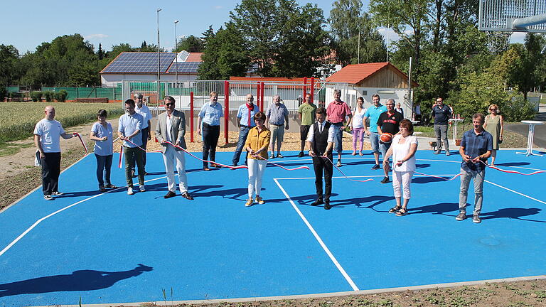 Zur Eröffnung des neuen Sportparks durchschnitten die Verantwortlichen im Beisein des Stadtrats auf dem Basketballfeld symbolisch ein Band. Im Bild unter anderem (von rechts) Jürgen Kneißl (Stadtbauamt), Karin Müller (LEADER-Förderung), Bürgermeister Thorsten Wozniak, die stellvertretende Landrätin Bettina Bärmann, Sponsor Benno Traber, Stadtteilmanager Daniel Hausmann und Stadtbaumeisterin Maria Hoffmann. Zur Eröffnung des neuen Sportparks durchschnitten die Verantwortlichen im Beisein des Stadtrats auf dem Basketballfeld symbolisch ein Band. Im Bild unter anderem (von rechts) Jürgen Kneißl (Stadtbauamt), Karin Müller (LEADER-Förderung), Bürgermeister Thorsten Wozniak, die stellvertretende Landrätin Bettina Bärmann, Sponsor Benno Traber, Stadtteilmanager Daniel Hausmann und Stadtbaumeisterin Maria Hoffmann.