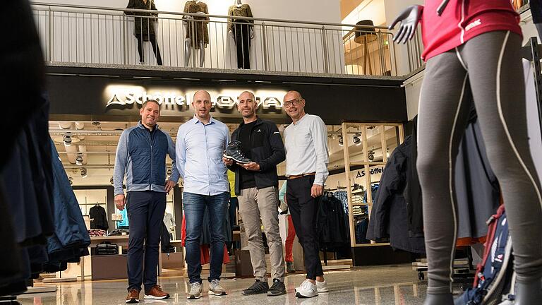 Ein Hoch auf den stationären Modehandel: Sven Walter (Zweiter von links) arbeitet in seinem Modehaus Götz in Würzburg neuerdings mit Felix Geiger (von links) von Schöffel Sportbekleidung, Alex Nicolai von Lowa Sportschuhe und Ralf Seufert von Schöffel-Lowa Sportartikel zusammen. Der gemeinsame Laden-im-Laden (Hintergrund) ist das Ergebnis.