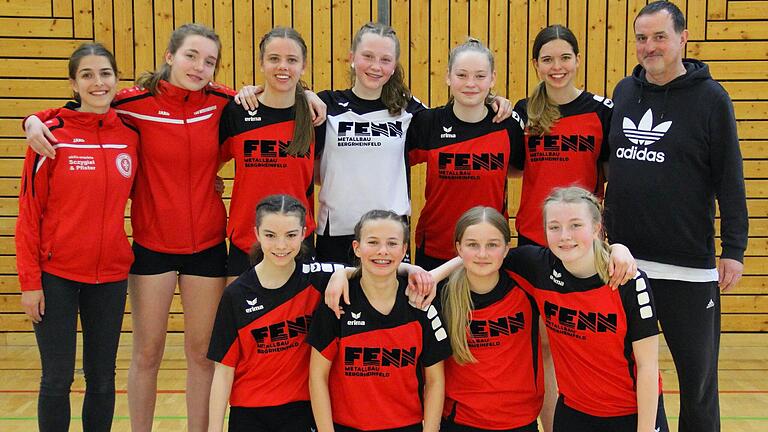 Wurde ihrer Favoritenrolle gerecht: Die U 15 des TSV Bergrheinfeld mit (hinten, von links) Co-Trainer Sophie Triebel, Maja Staack, Larissa Heim, Teresa Eusemann, Marie Djalek, Sarah Baier, Trainer Thomas Milasevic sowie (vorne von links) Sophie Huppmann, Jule Hirschmann, Mia Stannarius und Lara Sophie Staack.