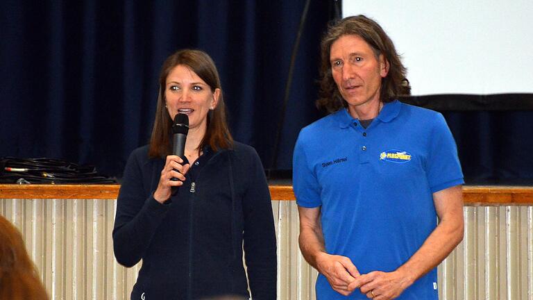 Judith Fiedler und Sven Härtel, Geschäftsführung der Pluspunkt GbR lädt zum Ausprobieren des Skillcourts ein.