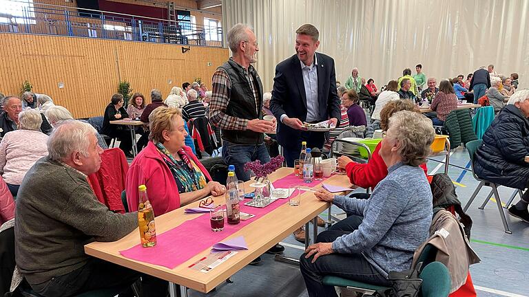 Ob sich der Bürgermeister vorm Singen drücken wollte und deshalb das Geschirr mit abräumte? Ob sich der Bürgermeister vorm Singen drücken wollte und deshalb das Geschirr mit abräumte?