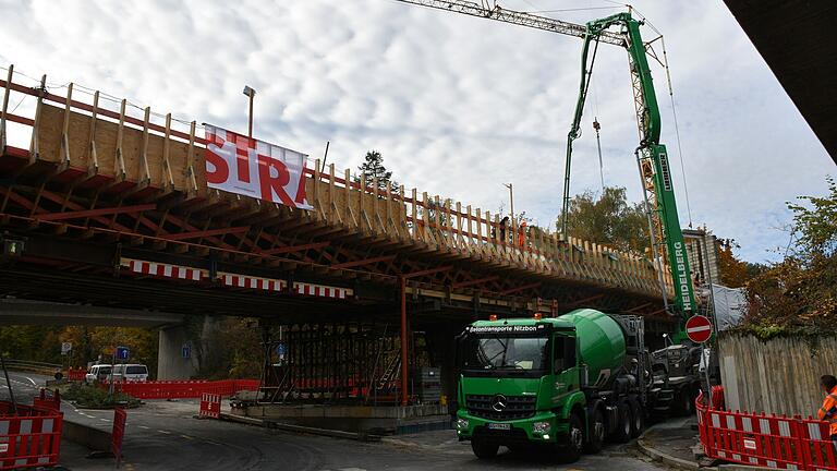 Insgesamt rund 500 Tonnen Beton wurden in die Schalung des Brückenüberbaus gepumpt.