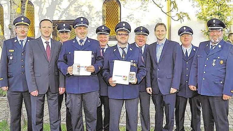 Ehrung: Die Kommandanten Dietmar Bayer aus Marbach (Vierter von links) und Volker Neu aus Birkenfeld (Sechster von links) wurden beim Gemeindefeuerwehrtag in Altenstein für 25 Jahre aktiven Dienst ausgezeichnet. Ihnen gratulierten (von links) KBR Ralf Dressel, stellvertretender Landrat Michael Ziegler, zweiter Kommandant Thomas Büchner (Altenstein), federführender Kommandant Wolfgang Harnauer, KBI Peter Hegemann, Bürgermeister Wolfram Thein, Kommandant Uwe Hein (Altenstein) und KBM Bertram Reuß. Ehrung: Die Kommandanten Dietmar Bayer aus Marbach (Vierter von links) und Volker Neu aus Birkenfeld (Sechster von links) wurden beim Gemeindefeuerwehrtag in Altenstein für 25 Jahre aktiven Dienst ausgezeichnet. Ihnen gratulierten (von links) KBR Ralf Dressel, stellvertretender Landrat Michael Ziegler, zweiter Kommandant Thomas Büchner (Altenstein), federführender Kommandant Wolfgang Harnauer, KBI Peter Hegemann, Bürgermeister Wolfram Thein, Kommandant Uwe Hein (Altenstein) und KBM Bertram Reuß.