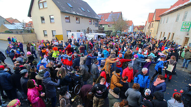 Ein großes Spektakel war auch in diesem Jahr wieder der 51. Faschingsumzug in Lülsfeld mit großer Après-Umzug-Party. Das Motto lautete: „Die wunderbare Märchenwelt zieht heute durch Lülsfeld“. Bei strahlendem Sonnenschein ging der Umzug mit 22 Zugnummern und über 200 Mitwirkenden über die Bühne.