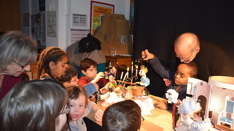 Puppenspieler Thomas Glasmeyer zeigte zum zehnten Geburtstag des Caritasladens zwei fantasievolle Kinderstücke.