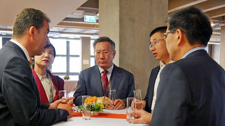 Diederich Bakker (links) mit der chinesischen Delegation.