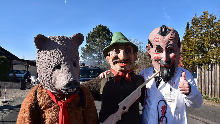 48 Wägen und Fußgruppen waren beim traditionellen Rosenmontagszug des 'Faschingsvereins Lengfurter Schnagge' in Lengfurt bei Kaiserwetter am Start.