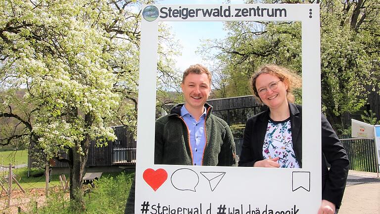 Nicht nur virtuell, sondern live und voller Leidenschaft zeigen Louis Kalikstein und Daniela Mahroug beim Waldtag, was man aus dem „Zauberstoff Holz“ alles machen kann. Nicht nur virtuell, sondern live und voller Leidenschaft zeigen Louis Kalikstein und Daniela Mahroug beim Waldtag, was man aus dem „Zauberstoff Holz“ alles machen kann. 