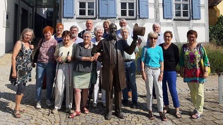 Arm in Arm mit Levi Strauß vor dessen Geburtshaus in Buttenheim. Arm in Arm mit Levi Strauß vor dessen Geburtshaus in Buttenheim.