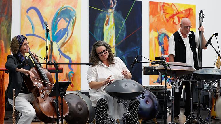 Die bekannte Künstlerin Petra Eisend spielte anlässlich ihres Musiker-Jubiläums auf der Bühne der Sommerkonzerte vor der Kunsthalle. Die bekannte Künstlerin Petra Eisend spielte anlässlich ihres Musiker-Jubiläums auf der Bühne der Sommerkonzerte vor der Kunsthalle. 