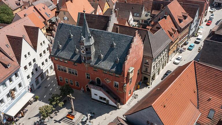 Das Ochsenfurter Rathaus in einer Luftbildaufnahme aus dem Sommer dieses Jahres. Das Nachbargebäude rechts daneben soll nun doch nicht in die geplante Sanierung mit einbezogen werden.&nbsp;